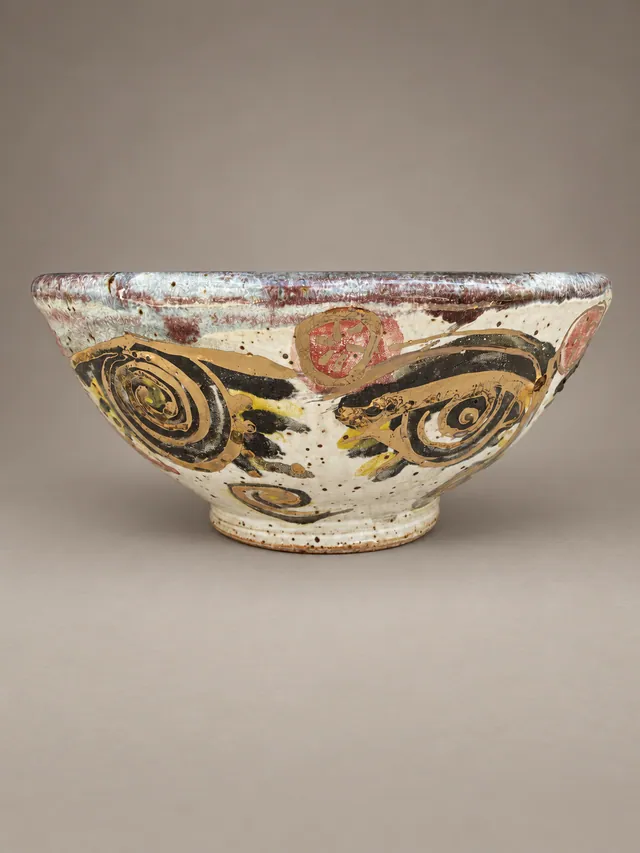 Bowl with spiral and swirl decoration