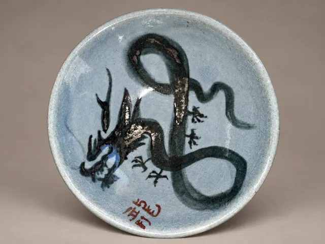 Plate with a dragon brushed in black