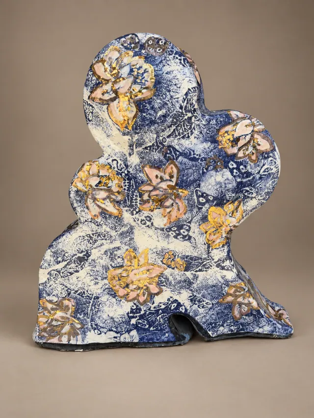 Figure-shaped slab with a blue floral pattern and a woman's face